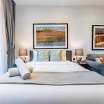 Near Circle Mall And Steps From The Park, Hyati Avenue, Jvc By Deluxe Holiday Homes